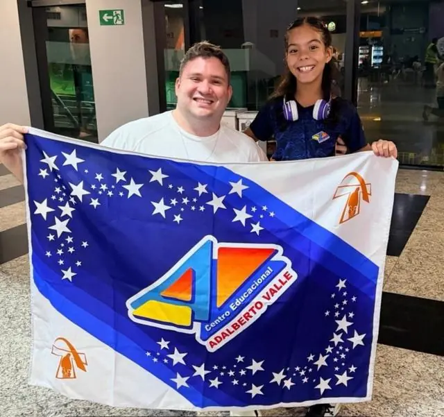 Lelê segurando a bandeira do Centro Educacional Adalberto Valle